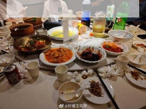 坐着吃饭还连在一起、坐着吃饭还连在一起，这是什么诡异的操作？